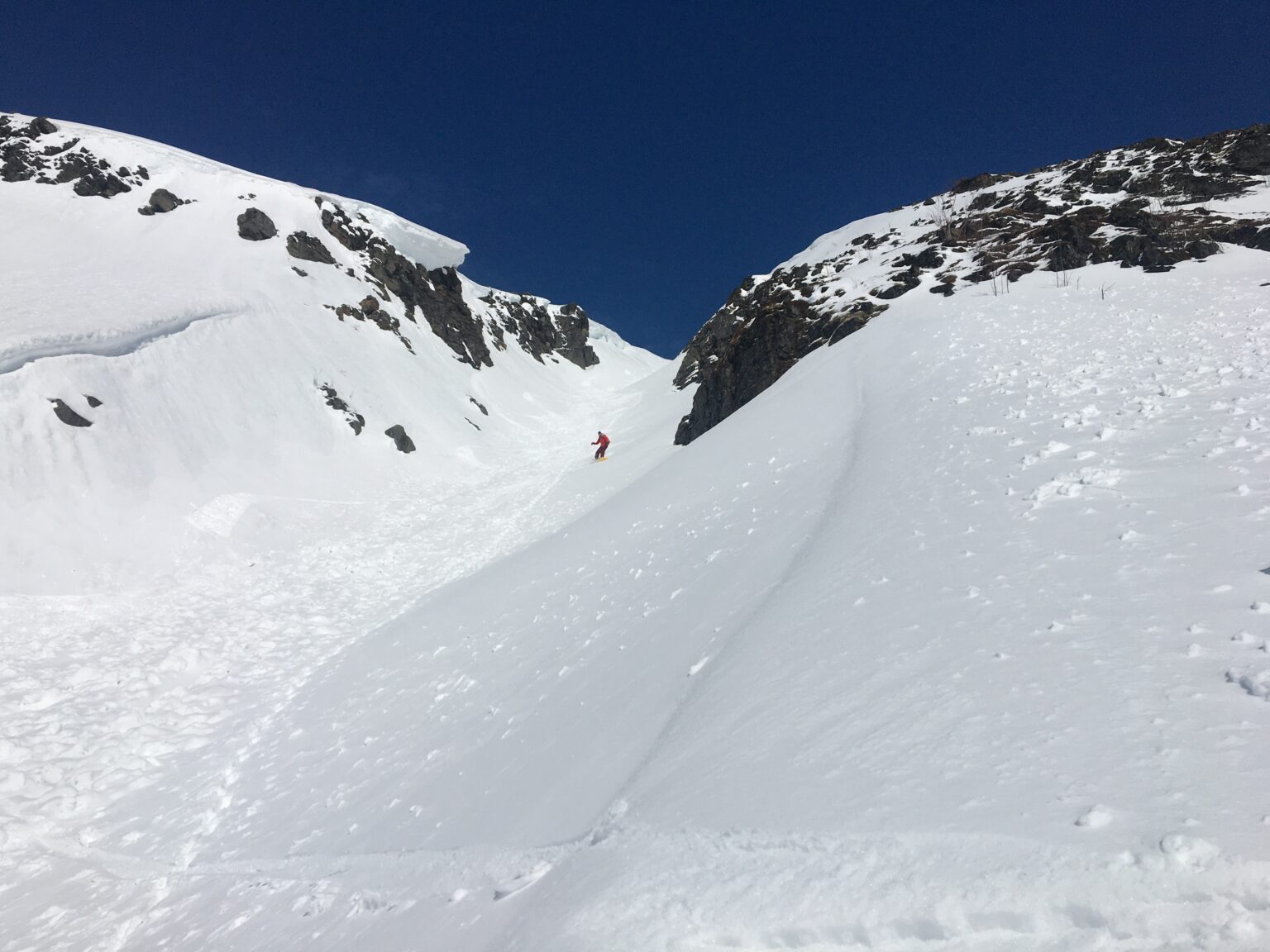 Snowboarding in the crux of the south chute on Tamokfjellet