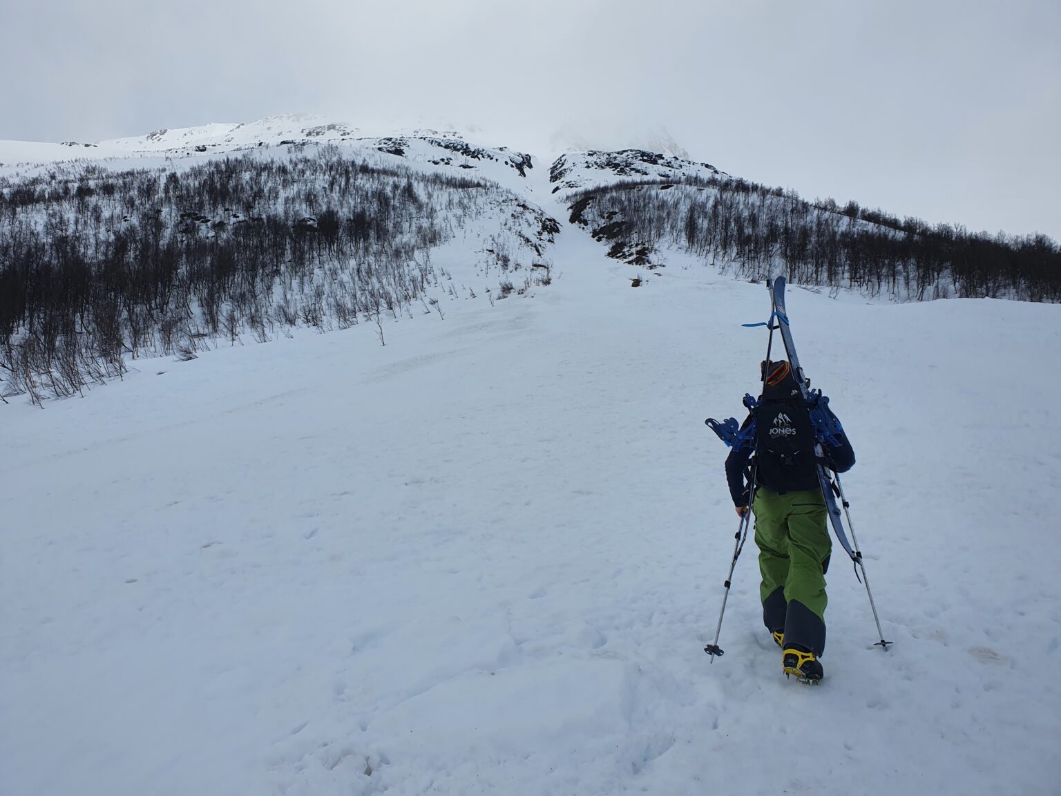 Climbing up the south gully of Tamokfjellet in the Tamokdalen Backcountry