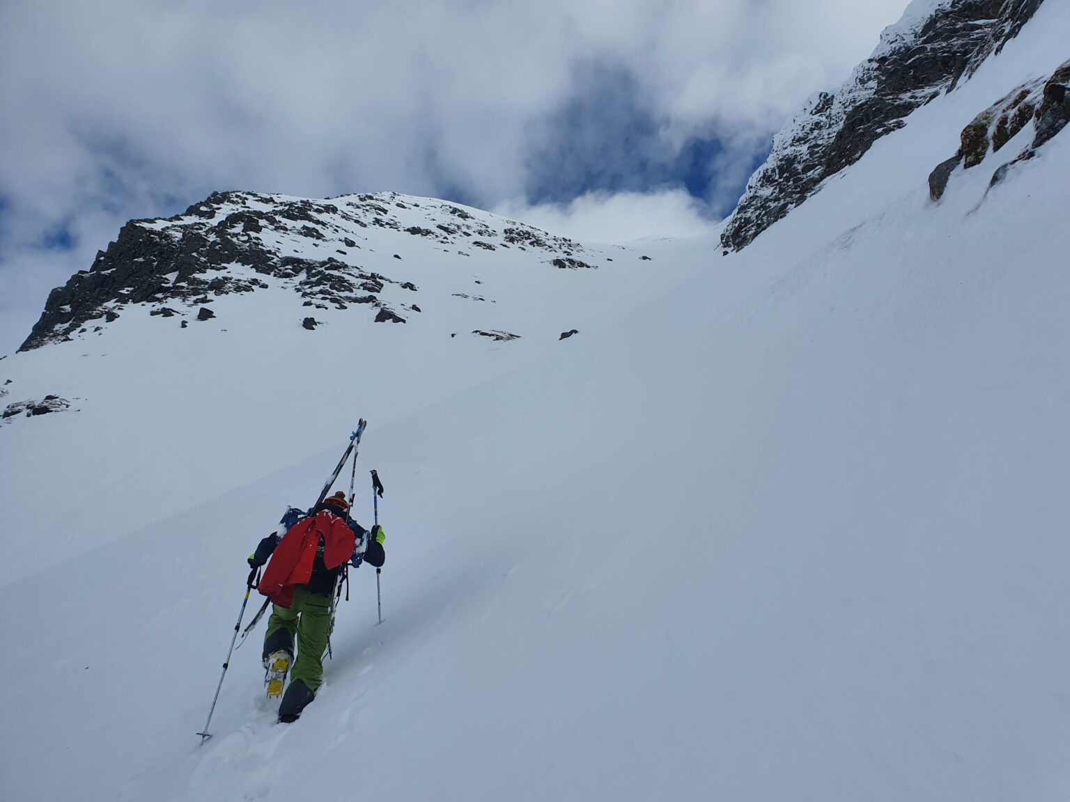 Making our way to the upper face of Climbing up the lower slopes of Cahcevahnjunni