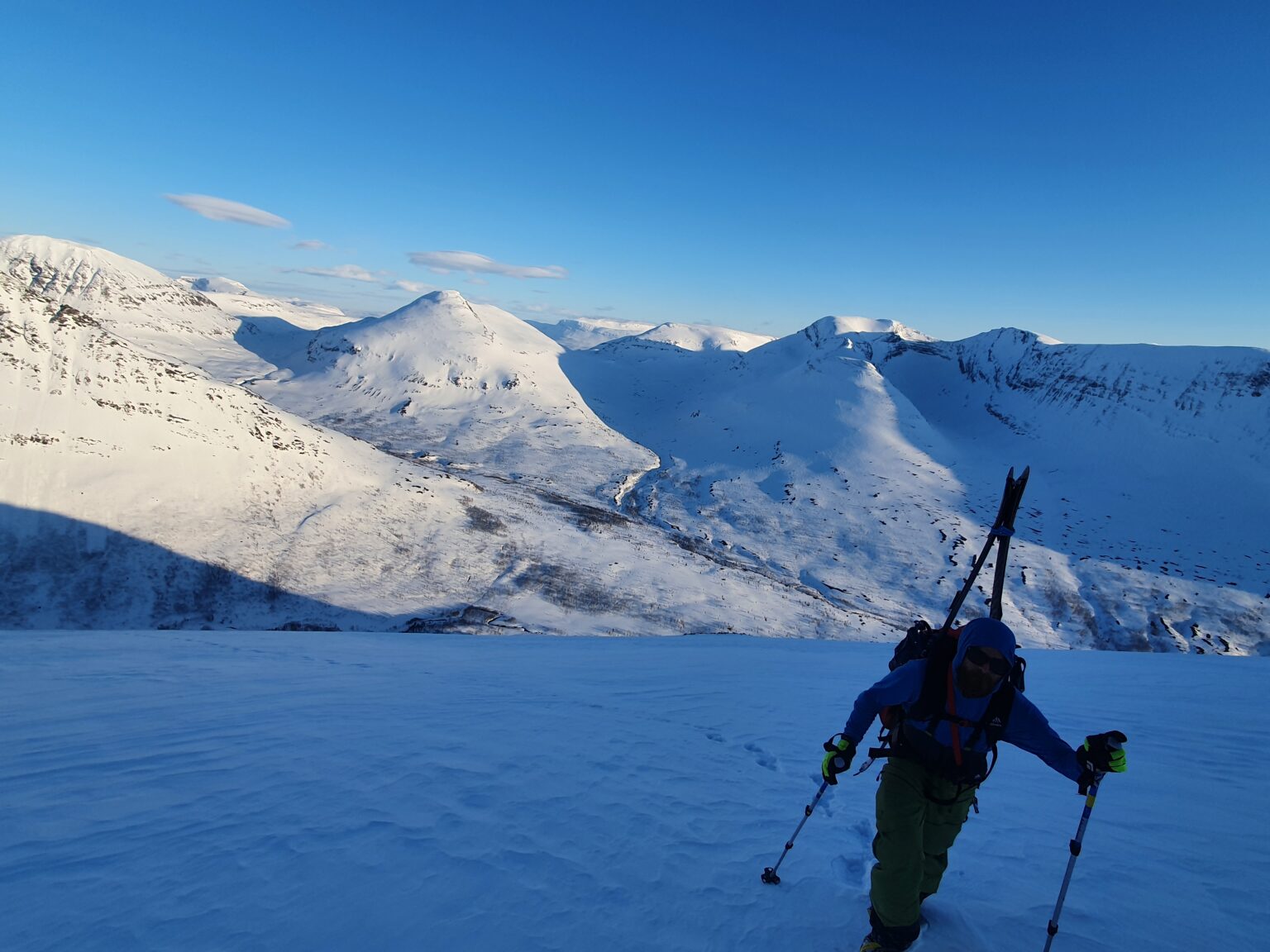 Climbing up the final steps on Tamokfjellet