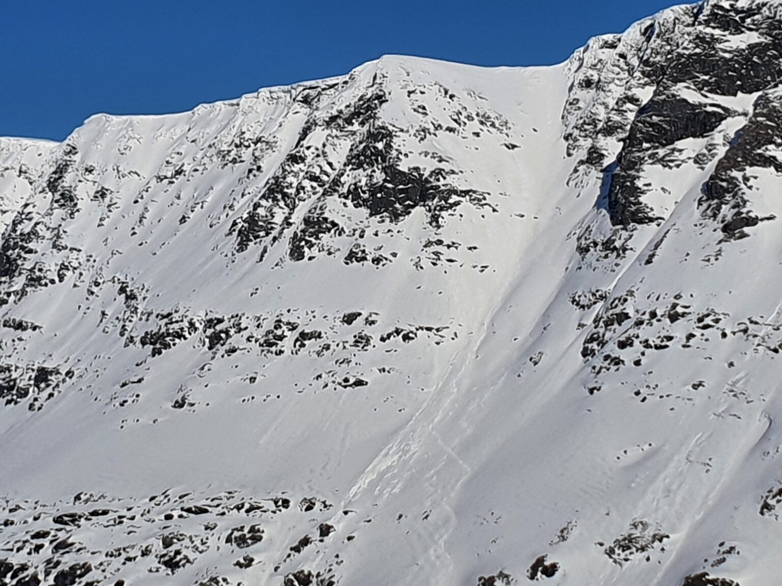 Looking back at our snowboard tracks on Cahcevahnjunni