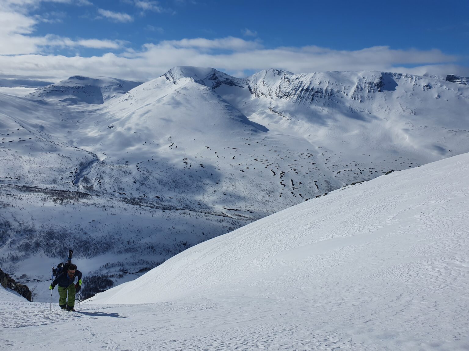 Making the final few steps to the summit of Tamokfjellet