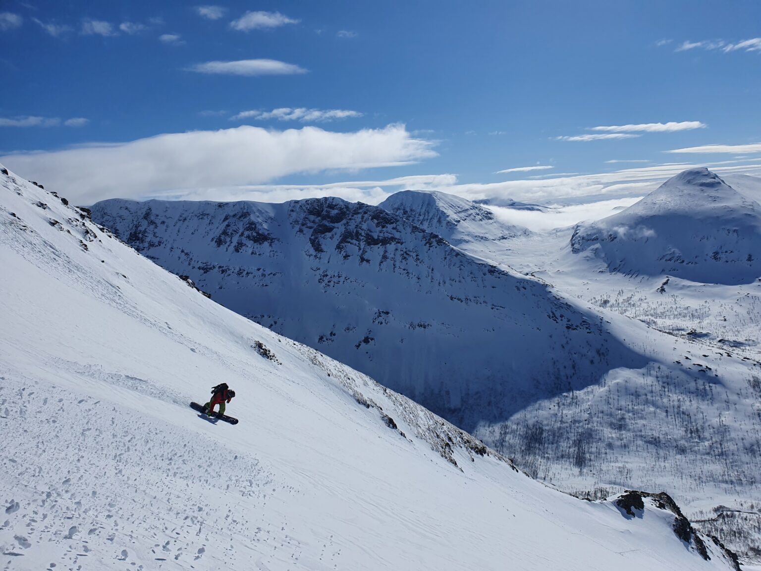 Snowboarding down the south chute of Tamokfjellet