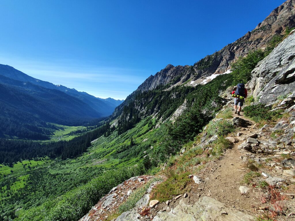 Hiking above the lower cliffs towards Spider Gap