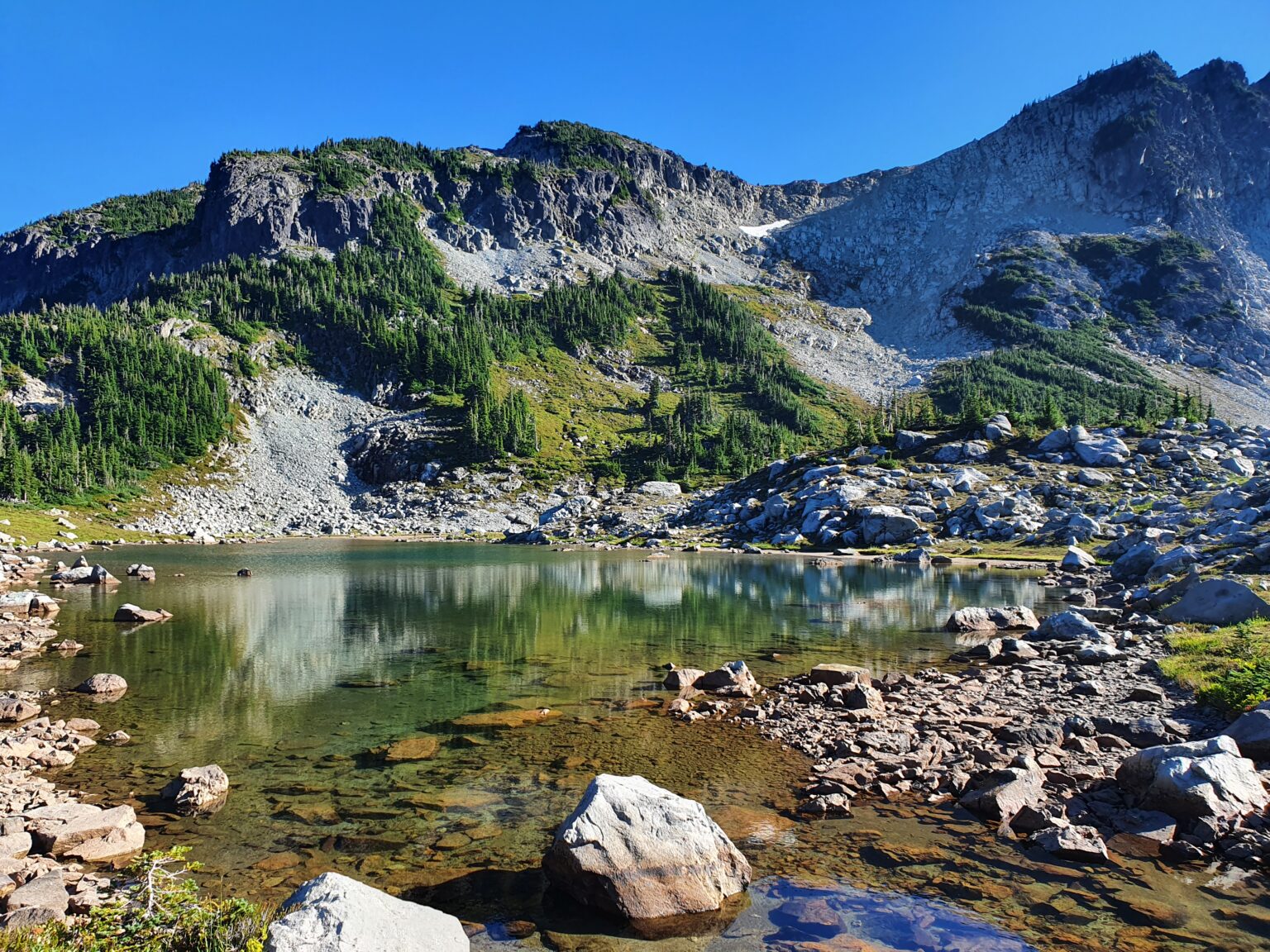Arriving at Windy Gap Tarn off the Northern Loop Trail