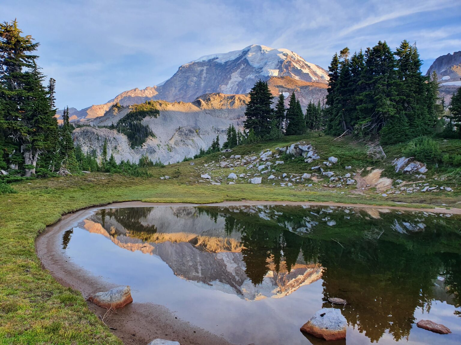 The perfect sunset view of Mount Rainier in Seattle Park on the North side