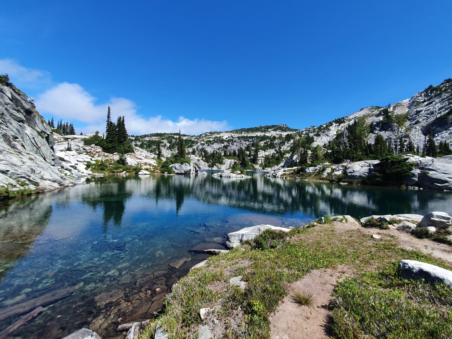 Hiking up to the shores of Robin Lakes