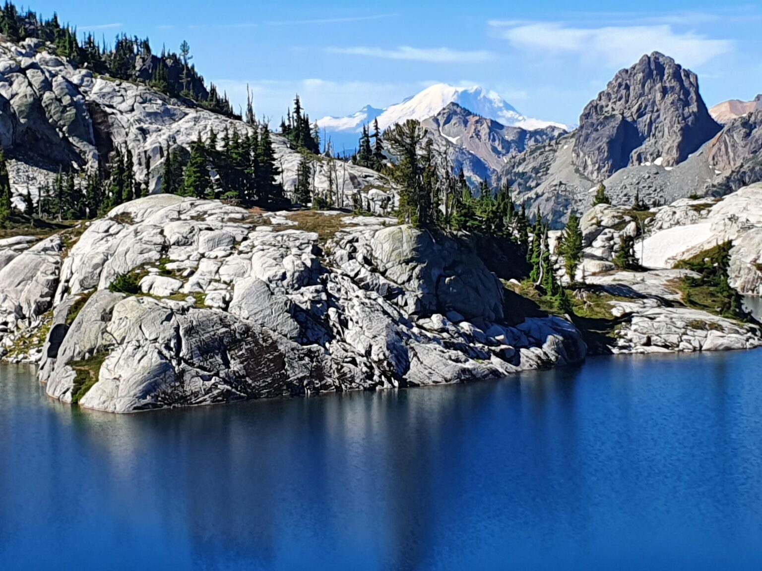 A closer look at Lower Robin Lake with Mount Rainier in the background