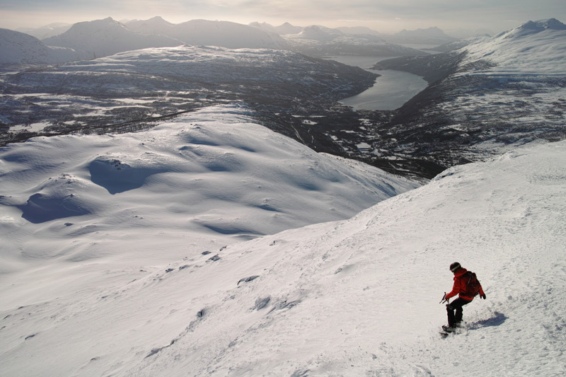 Snowboarding down the South slopes of Spanstinden