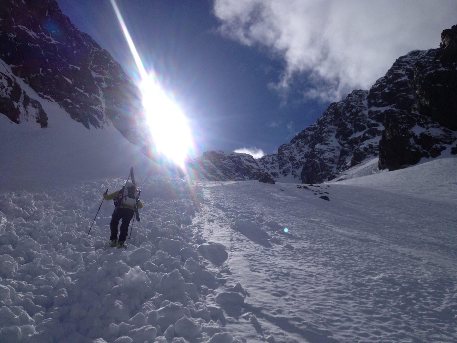 Hiking up to the East col of Store Fornestinden