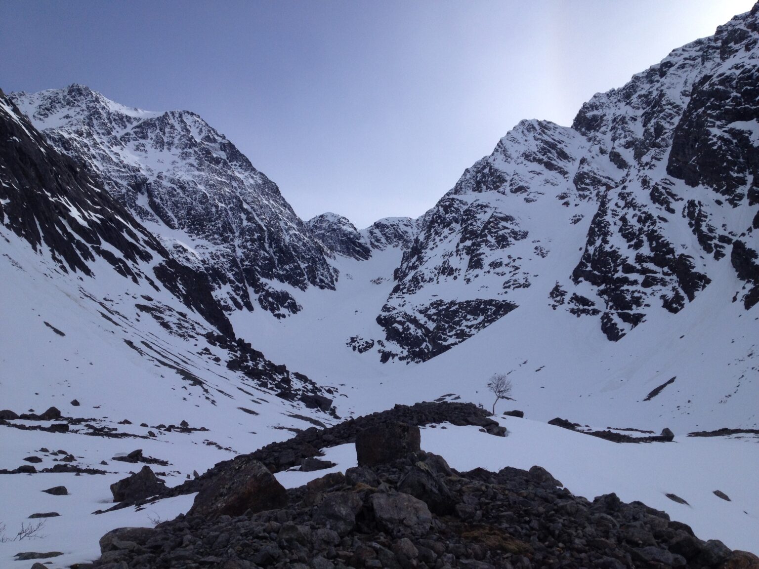 Looking into the North bowl of Store Fornestinden