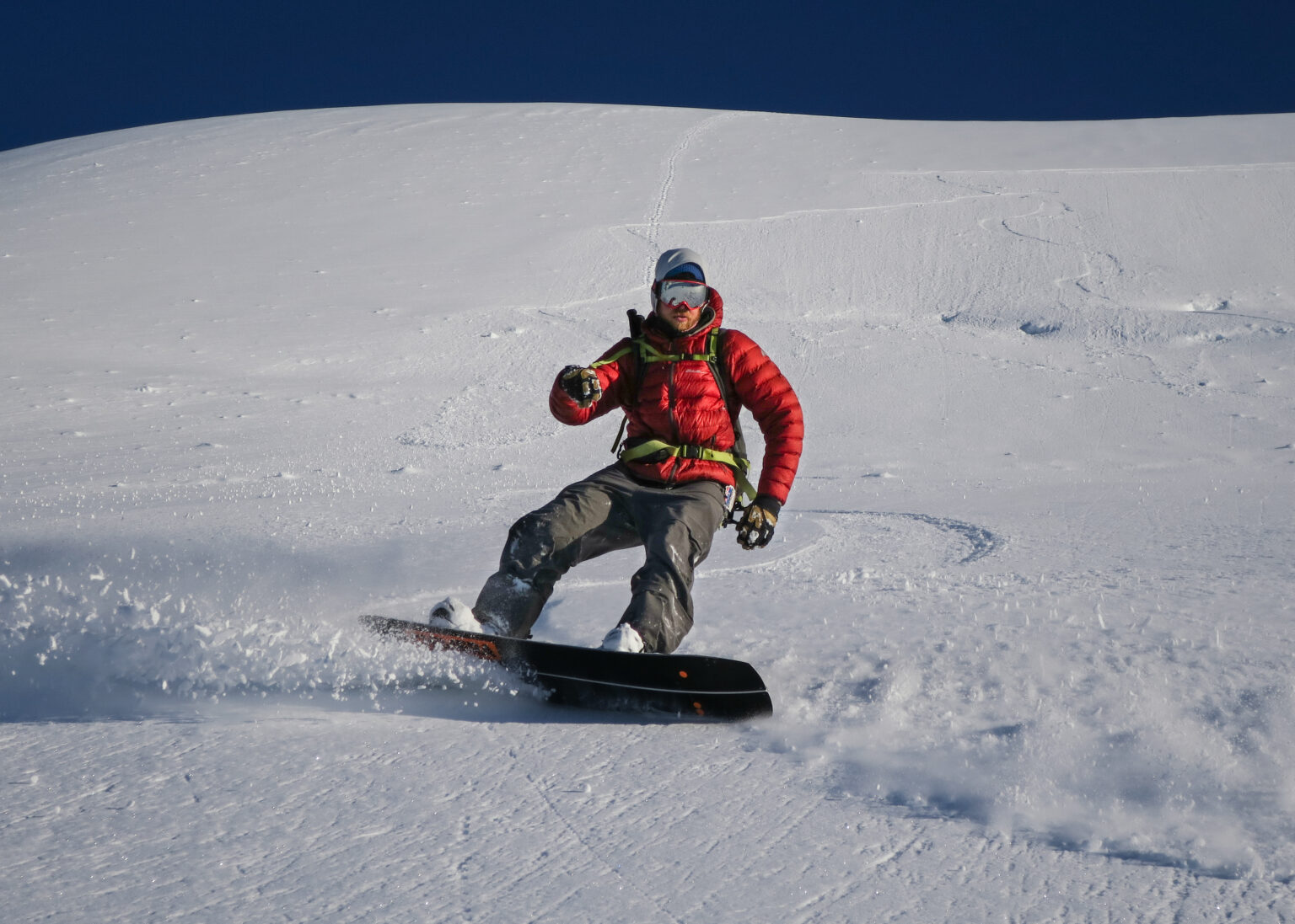 Snowboarding down Tvillingtinden