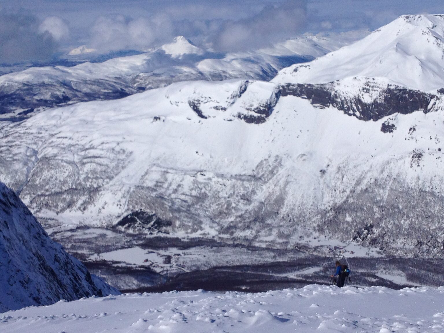 Looking for a good line to snowboard on Vardtinden