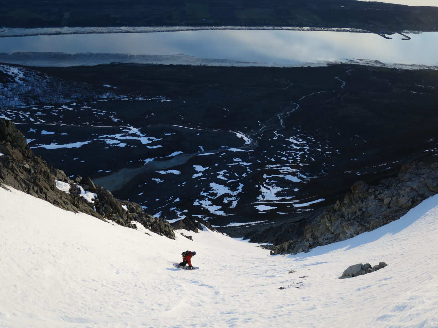 Looking down the South chute of Veidalsfjellet