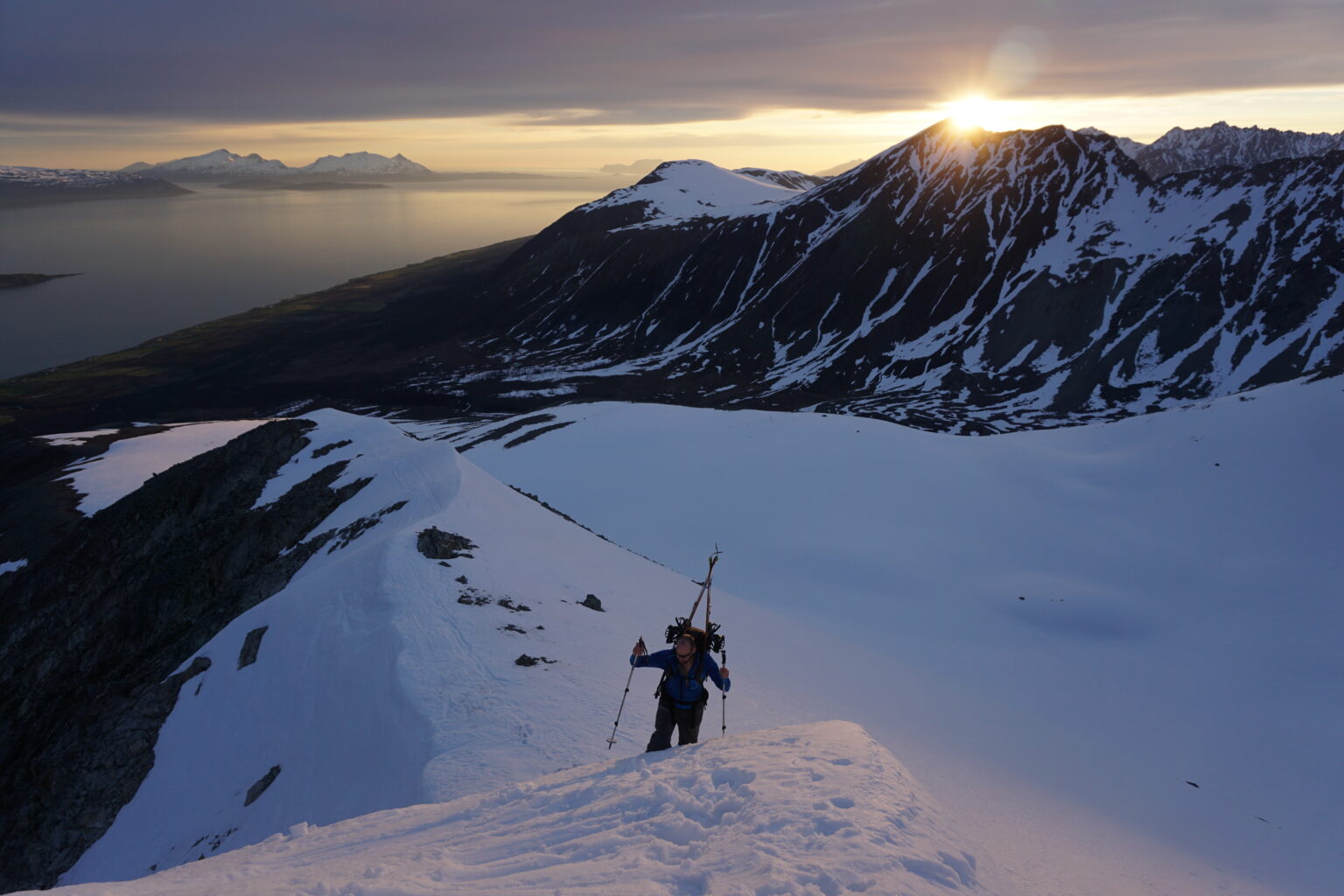 Hiking up the final ridge to the summit of Veidalsfjellet