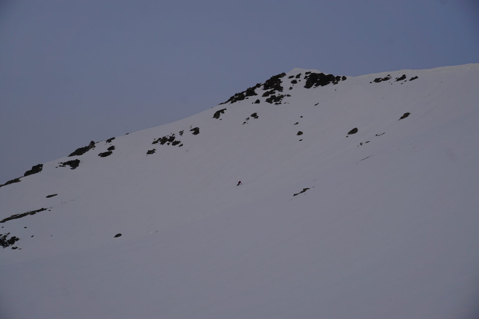 Snowboarding the north bowl of Veidalsfjellet
