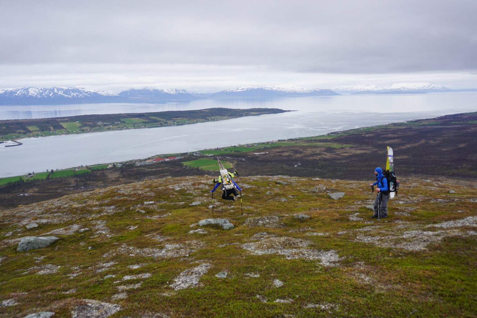 Hiking back down towards Lenangen