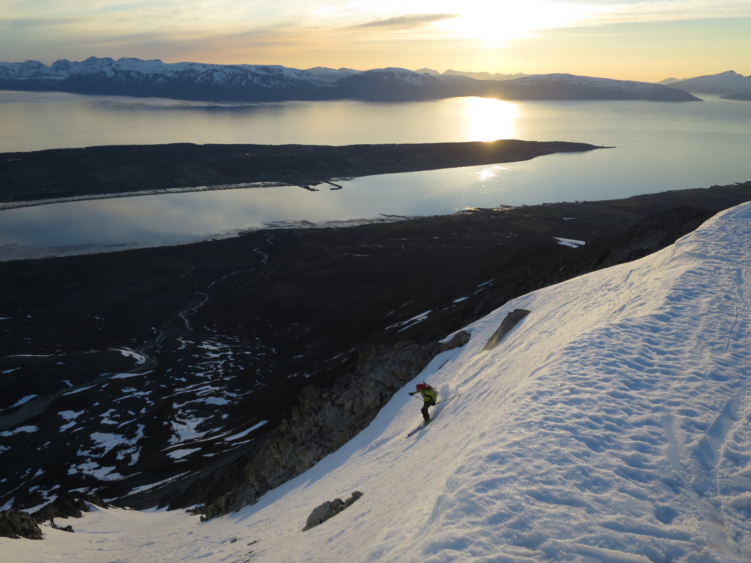 Skiing down the South slope of Veidalsfjellet