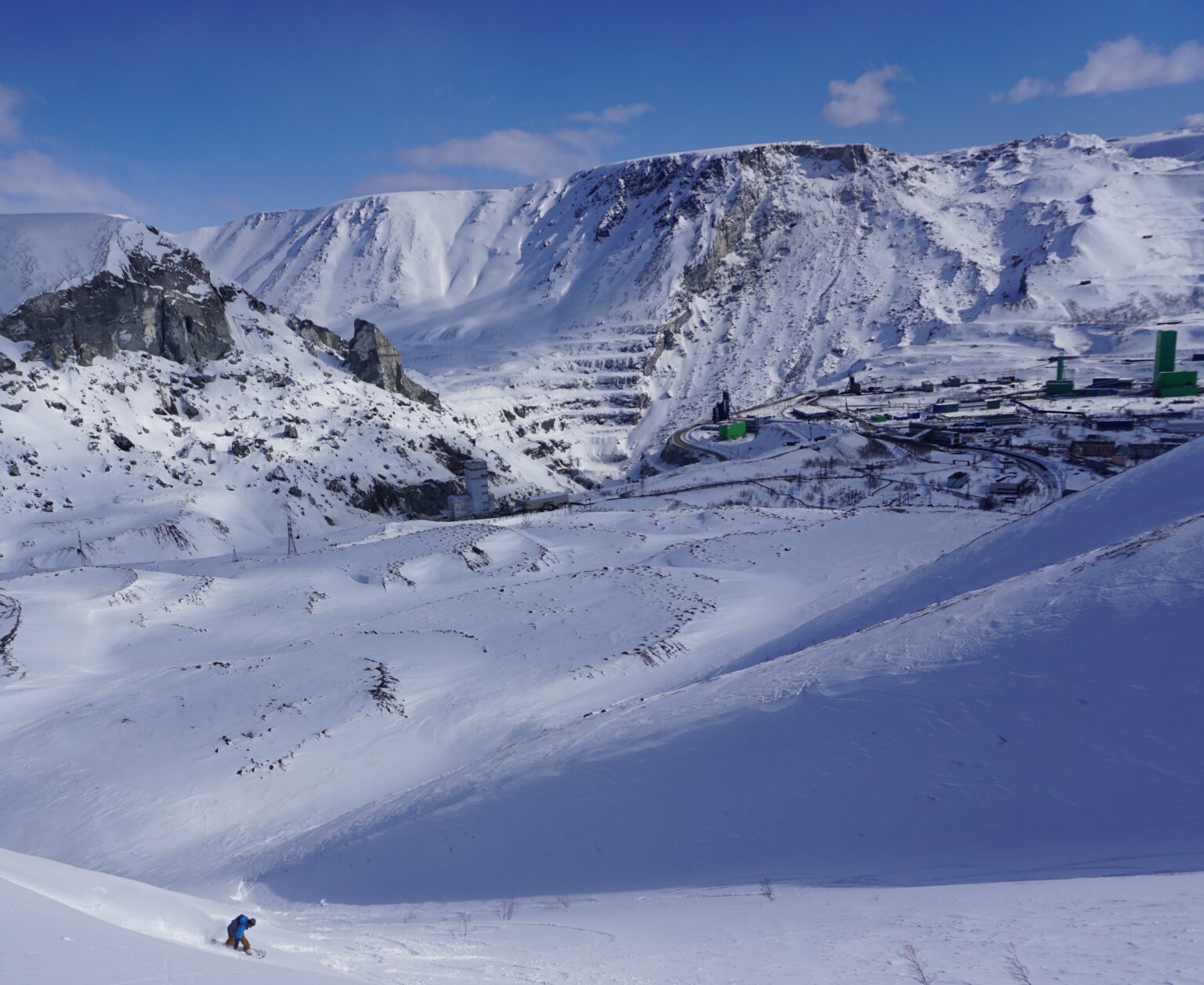 Snowboarding powder snow at the Kukisvumchorr sidecountry