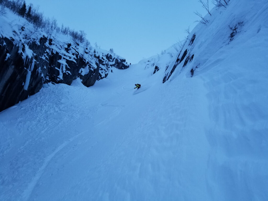 Snowboarding in the Bigwood ski center backcountry