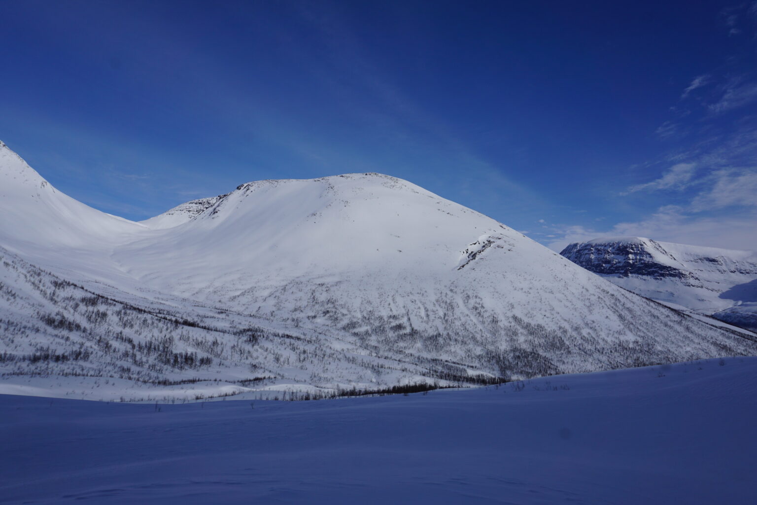 A long sidehill while making our way out from the Blåbærfjellet Northeast bowl