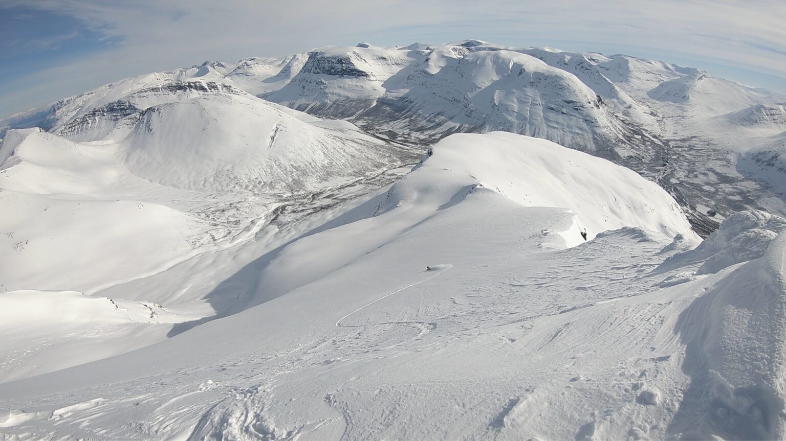 Finding great powder snow while riding down the upper face of the Blåbærfjellet Northeast bowl