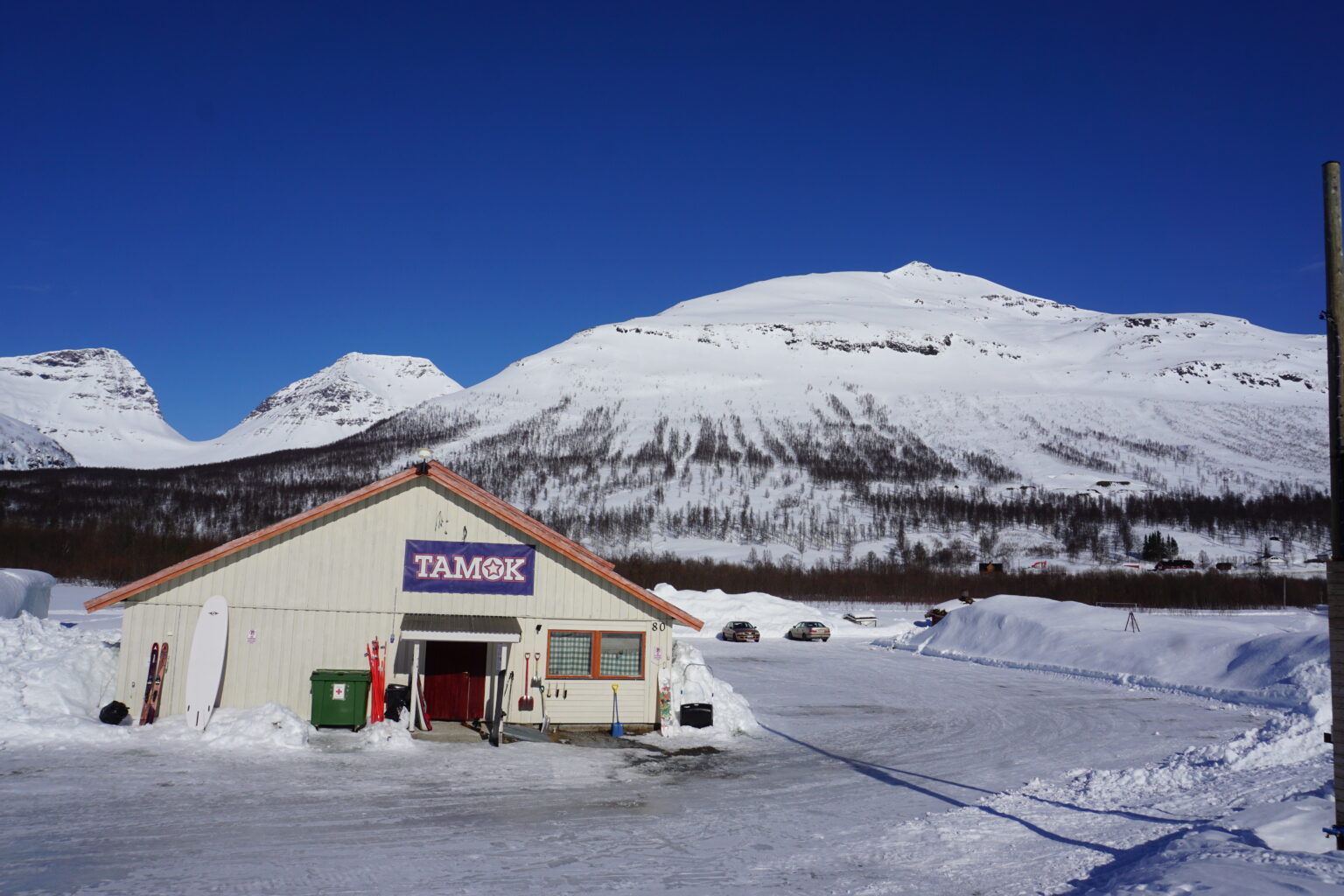 Looking at Blåbærfjellet South face in the distance with Tamokhuset in the foreground