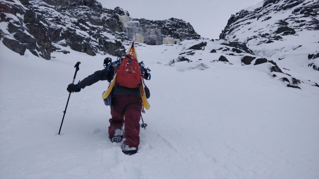 Climbing up a couloir on Mount Aikuaivenchorr