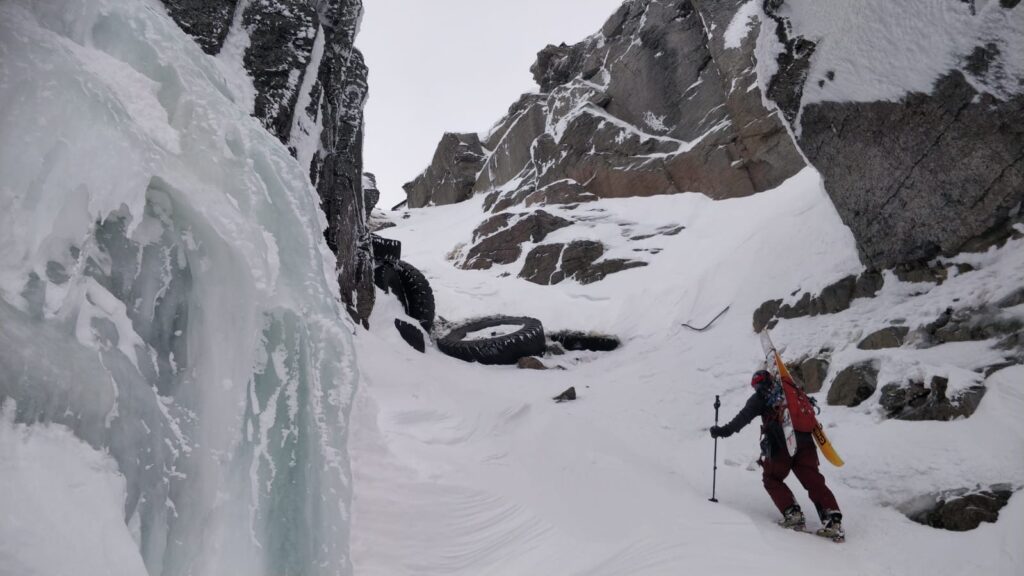 Nearing the top of the chute on Mount Aikuaivenchorr