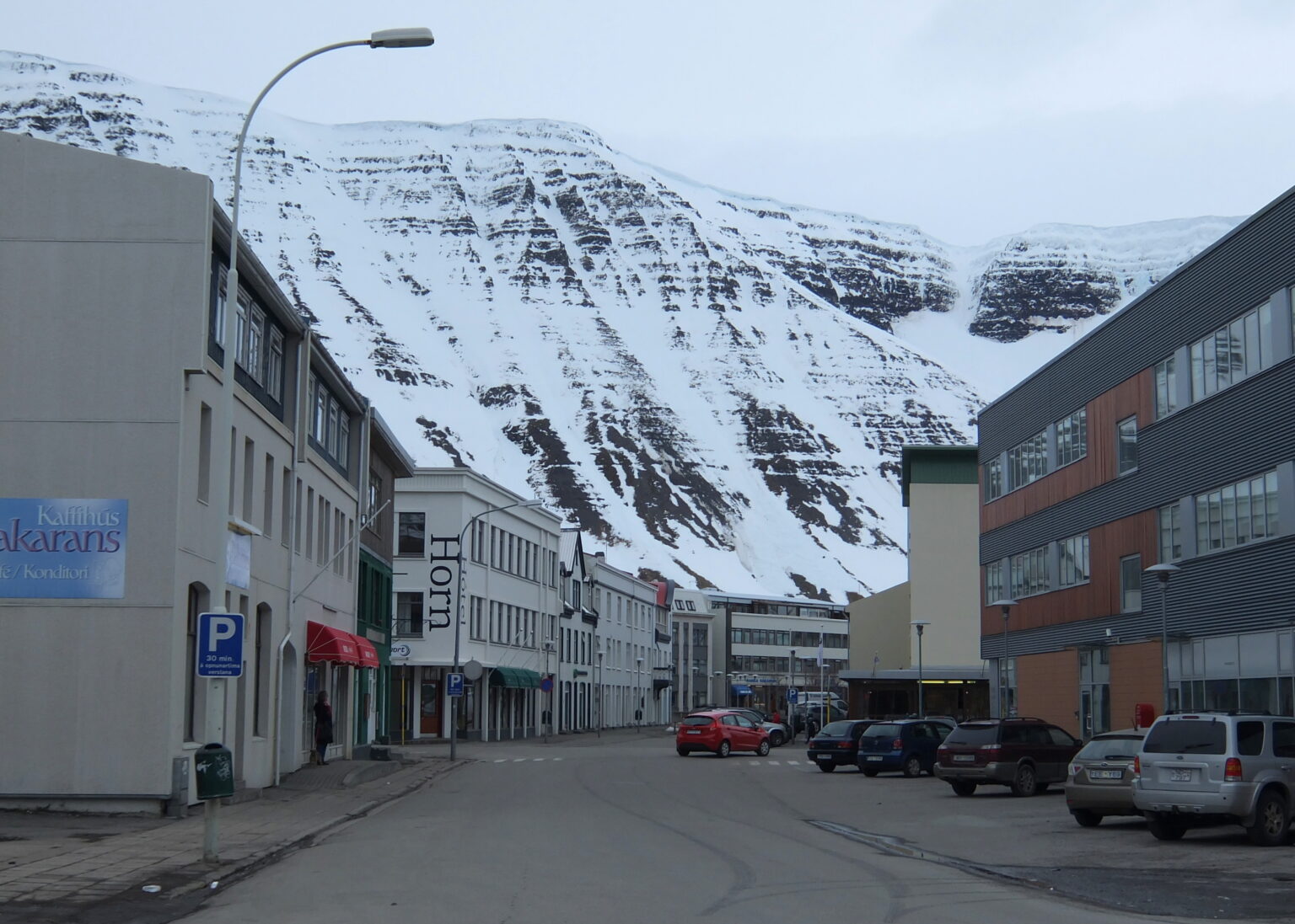 Stunning mountains just outside of Ísafjörður