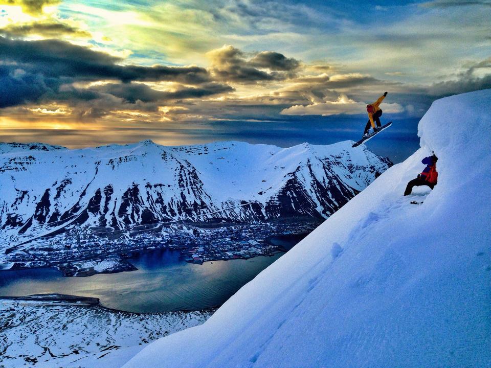 Snowboarding off the summit of Hestskarðshnjúkur