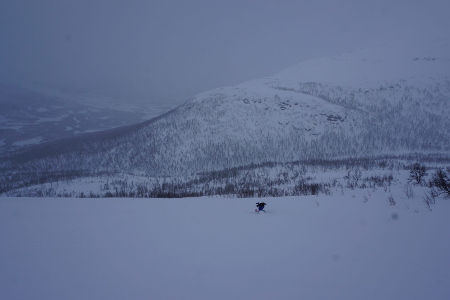 Snowboarding down Jempehaugen