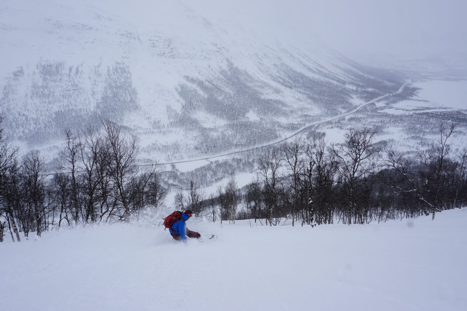 Powder snowboard turns on Jempehaugen