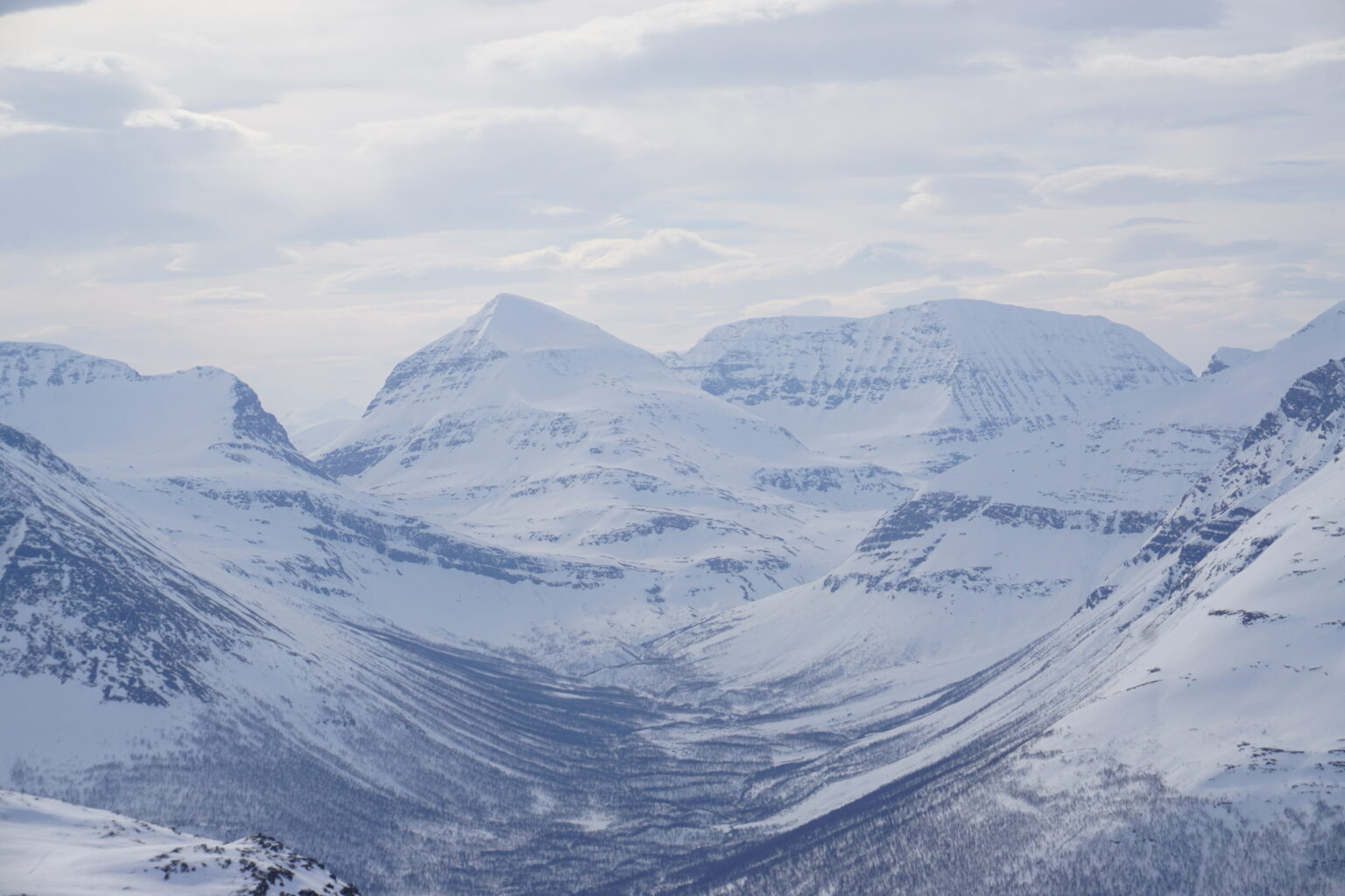 A full view of the North face of Lille Russetinden