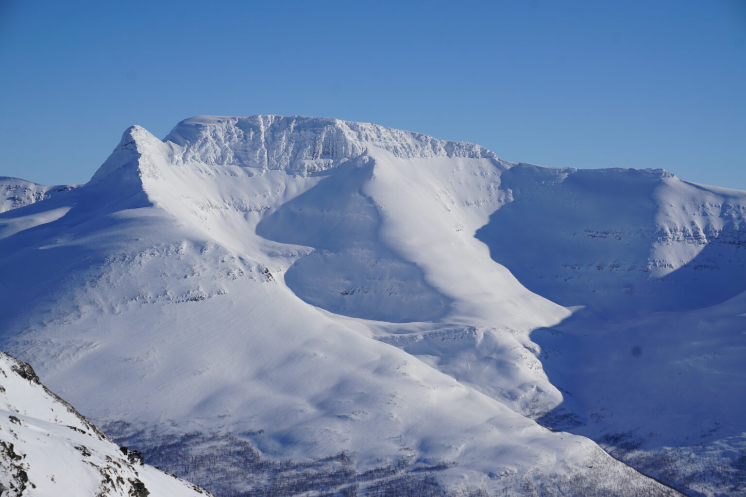 Looking at Midteraksia from the summit of Sjufjellet