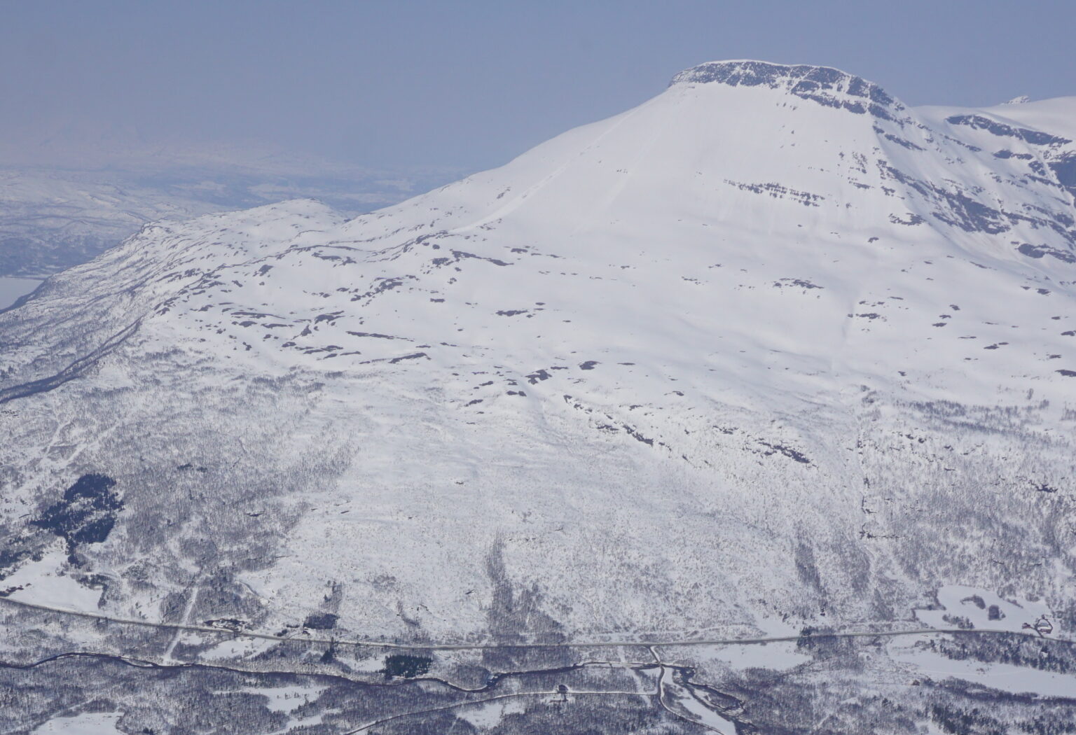 Looking at the South face of Háhttagáisi