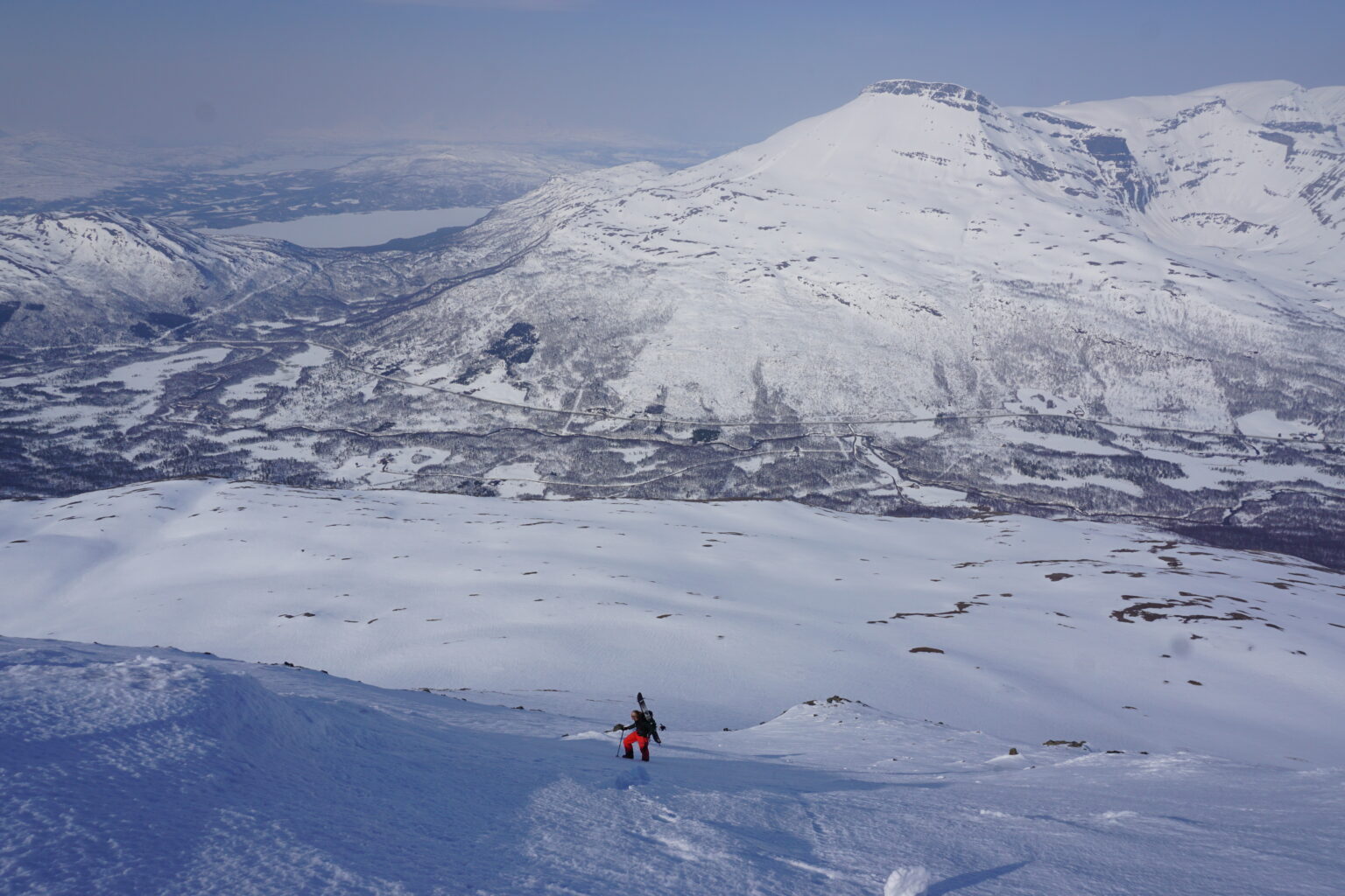 Climbing up the north face of Rostakulen