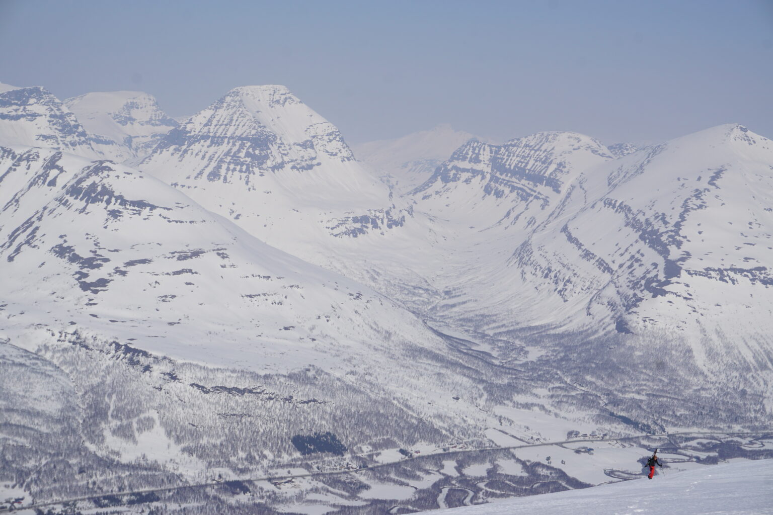 Arriving on the summit of Rostakulen with the Tamokdalen backcountry in the distance