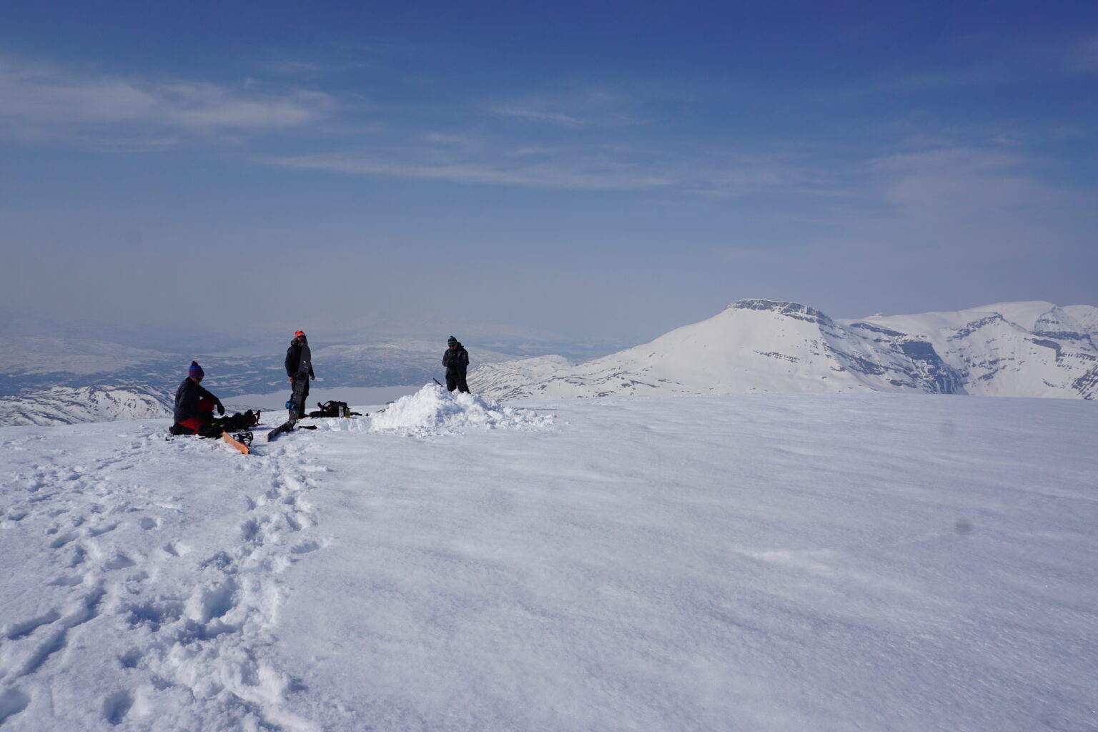 Hanging out on the summit of Rostakulen