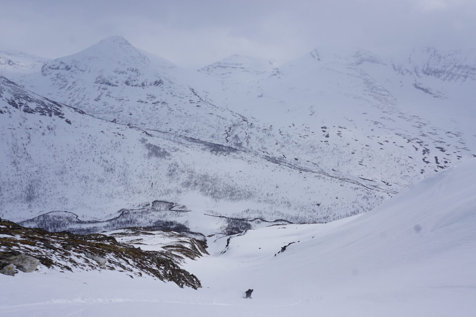 Snowboarding down with a full view of Tamokfjellet South Gully