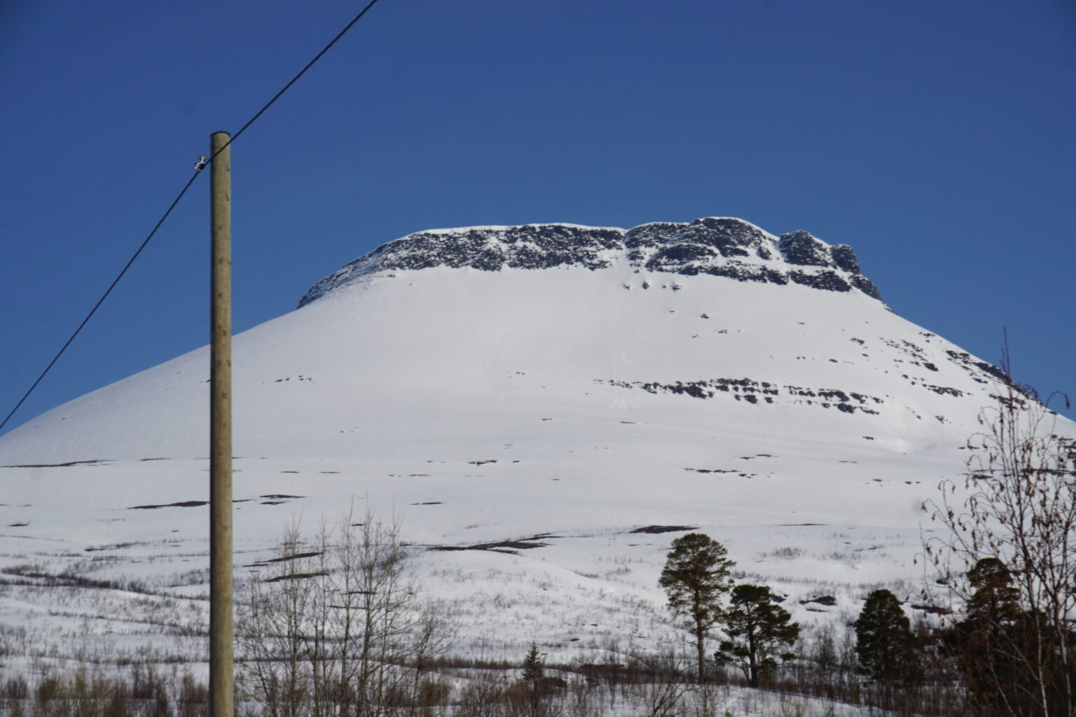 Looking up at Háhttagáisi from the road
