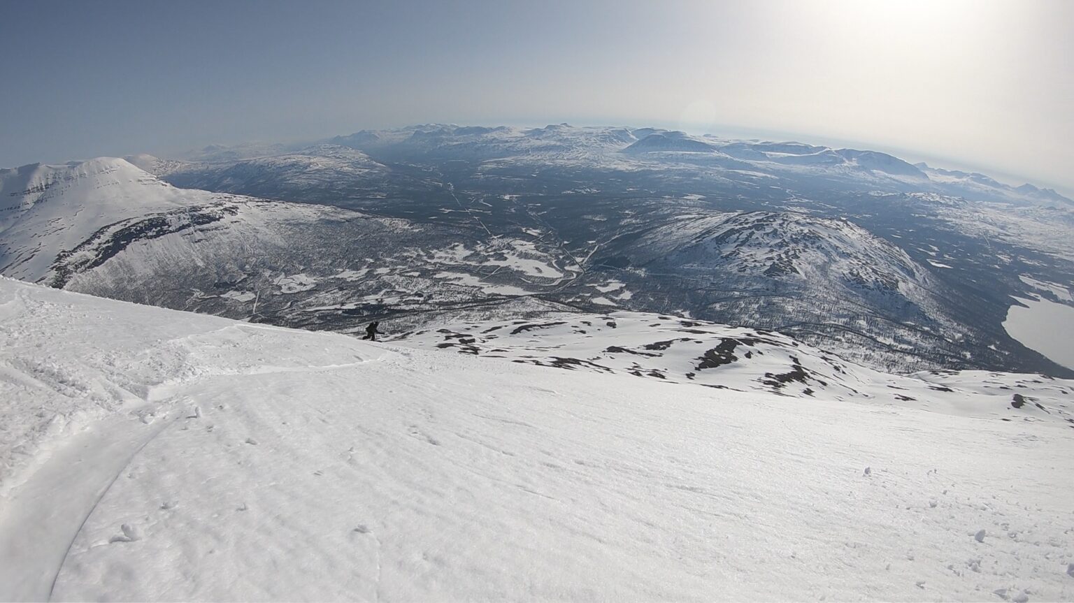 Snowboarding down the south face of Háhttagáisi