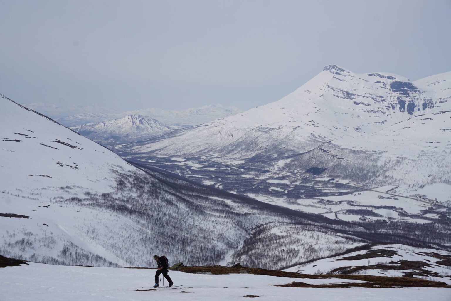 Starting the traverse of Melkefjellet and Istinden Ridge