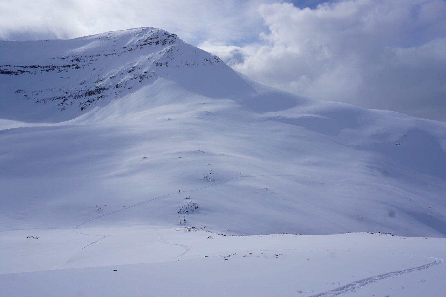 Hiking up the lower drainage of Midteraksia