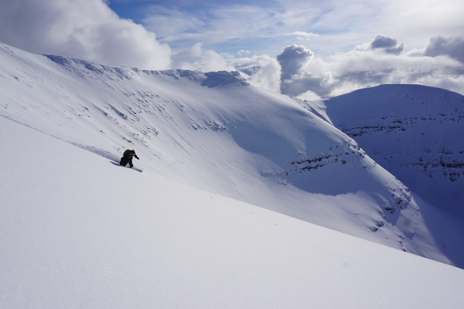 Snowboarding down Midteraksia in powder conditions