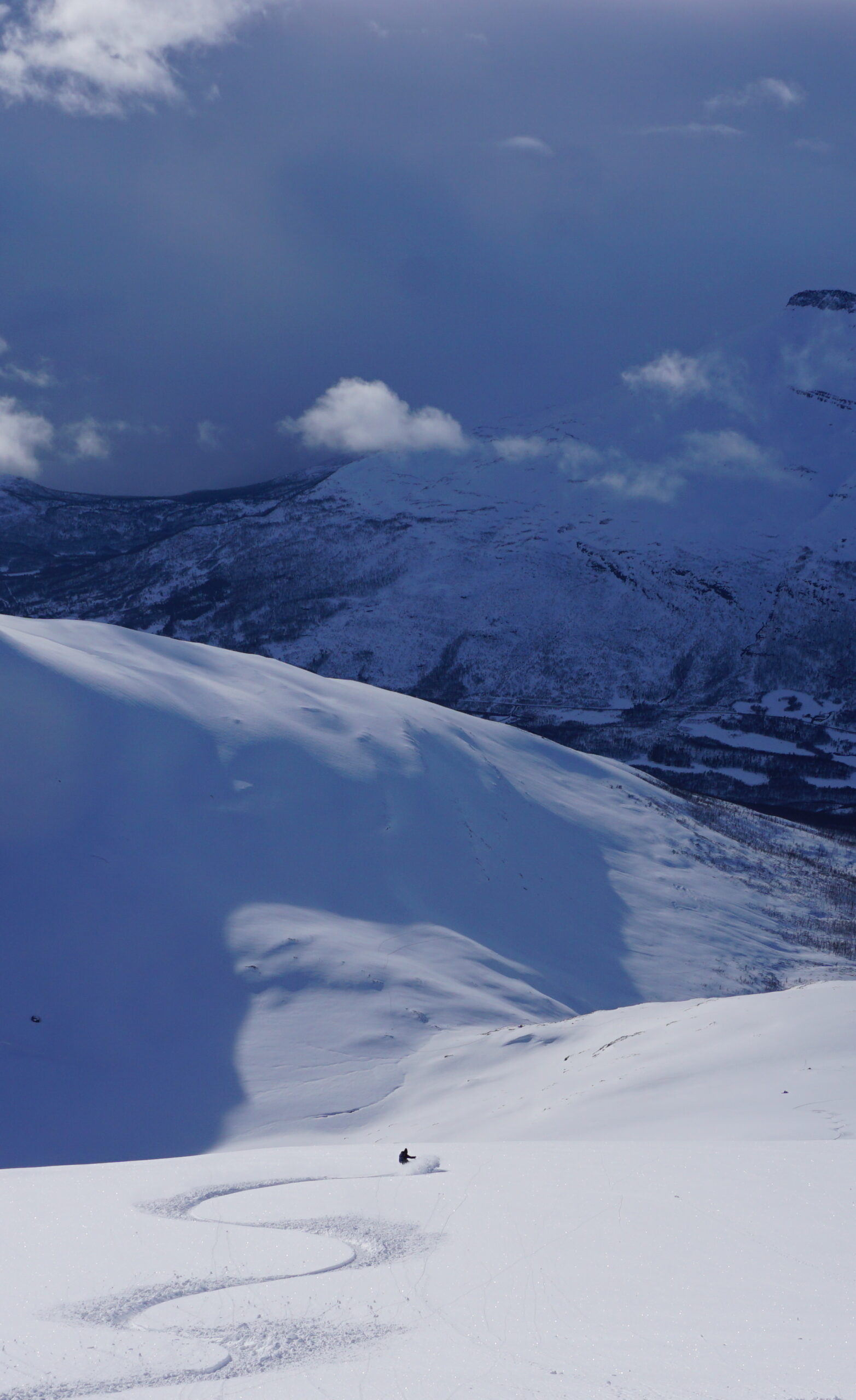 Snowboarding down the North ridge of Midteraksia