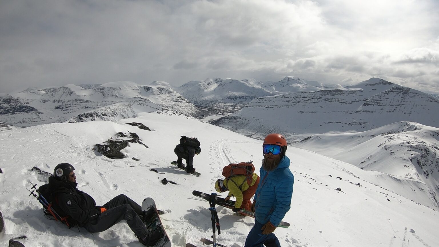 Preparing to snowboard Oksetinden while linking up Oksetinden and Kjempetinden