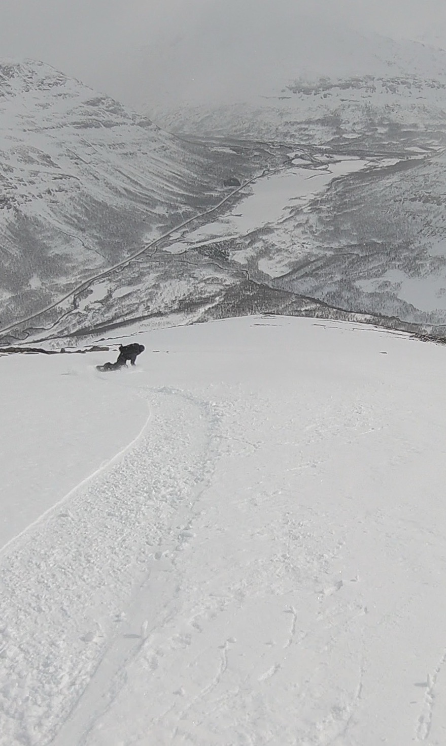 Snowboarding down Oksetinden