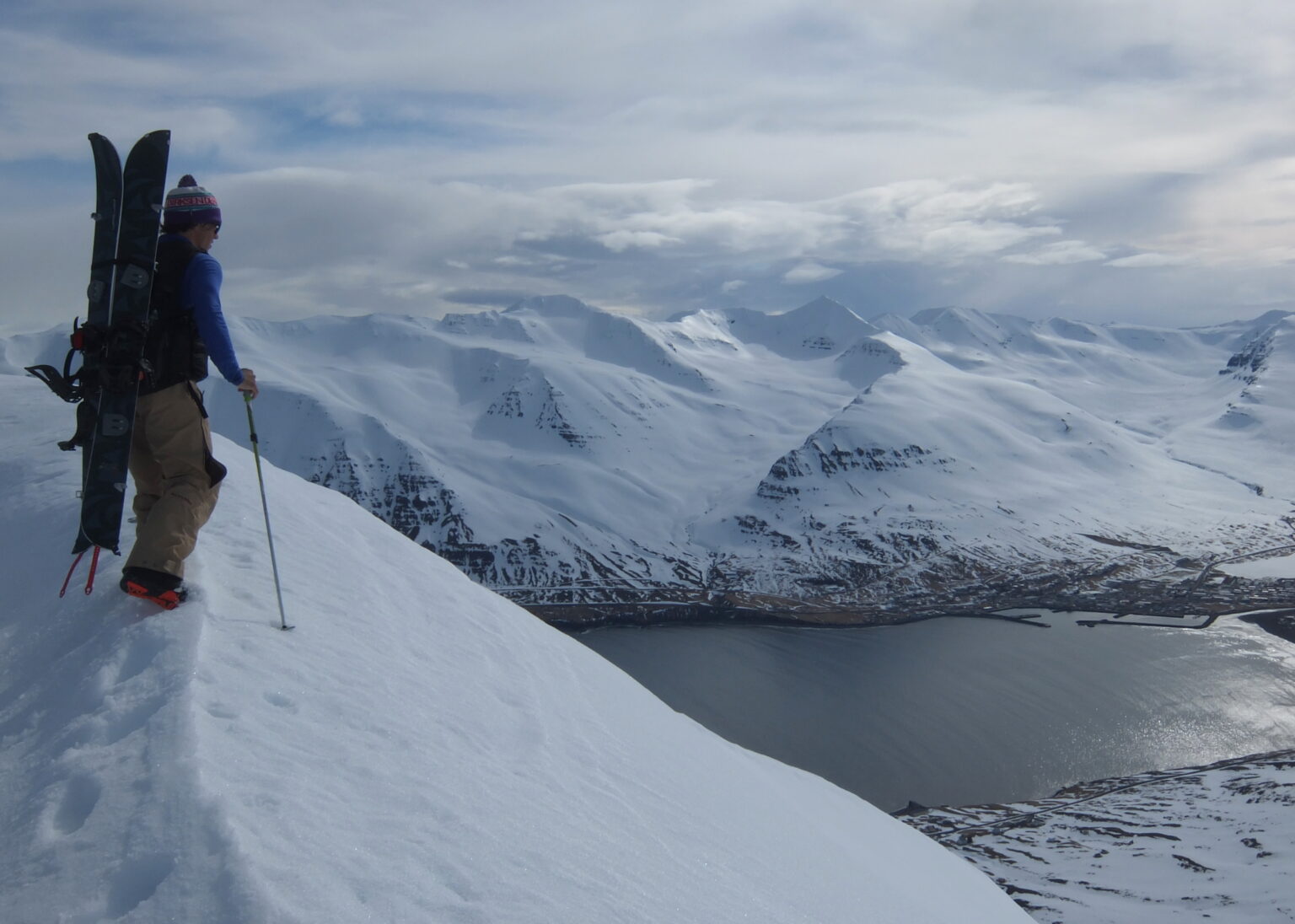 Arriving on the summit of Arnfinnsfjall