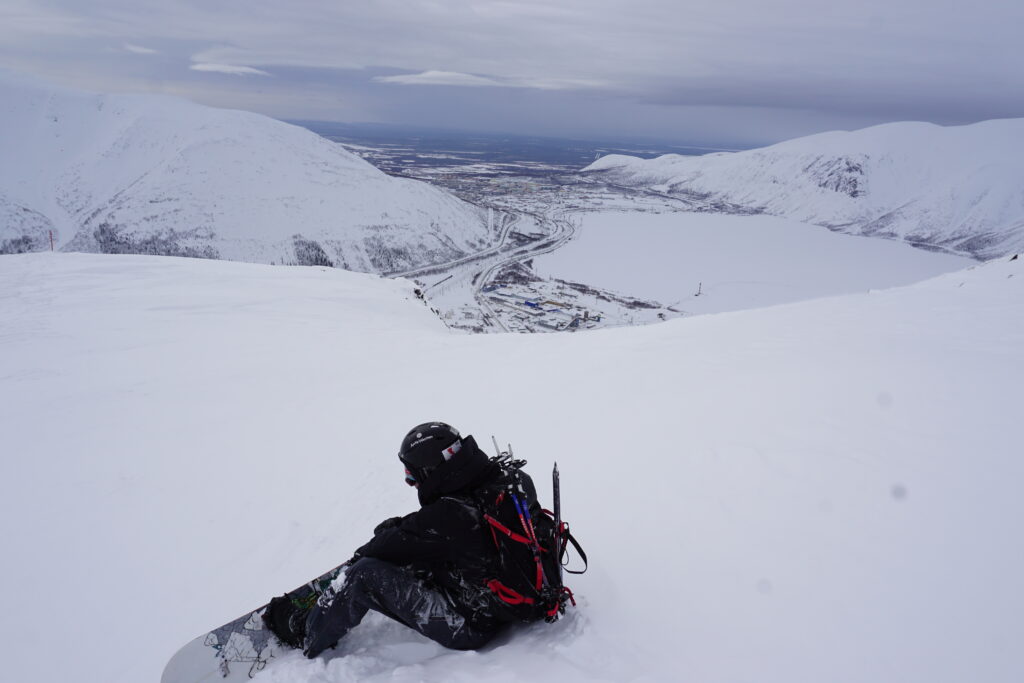 Preparing to snowboard down Mount Juksporr